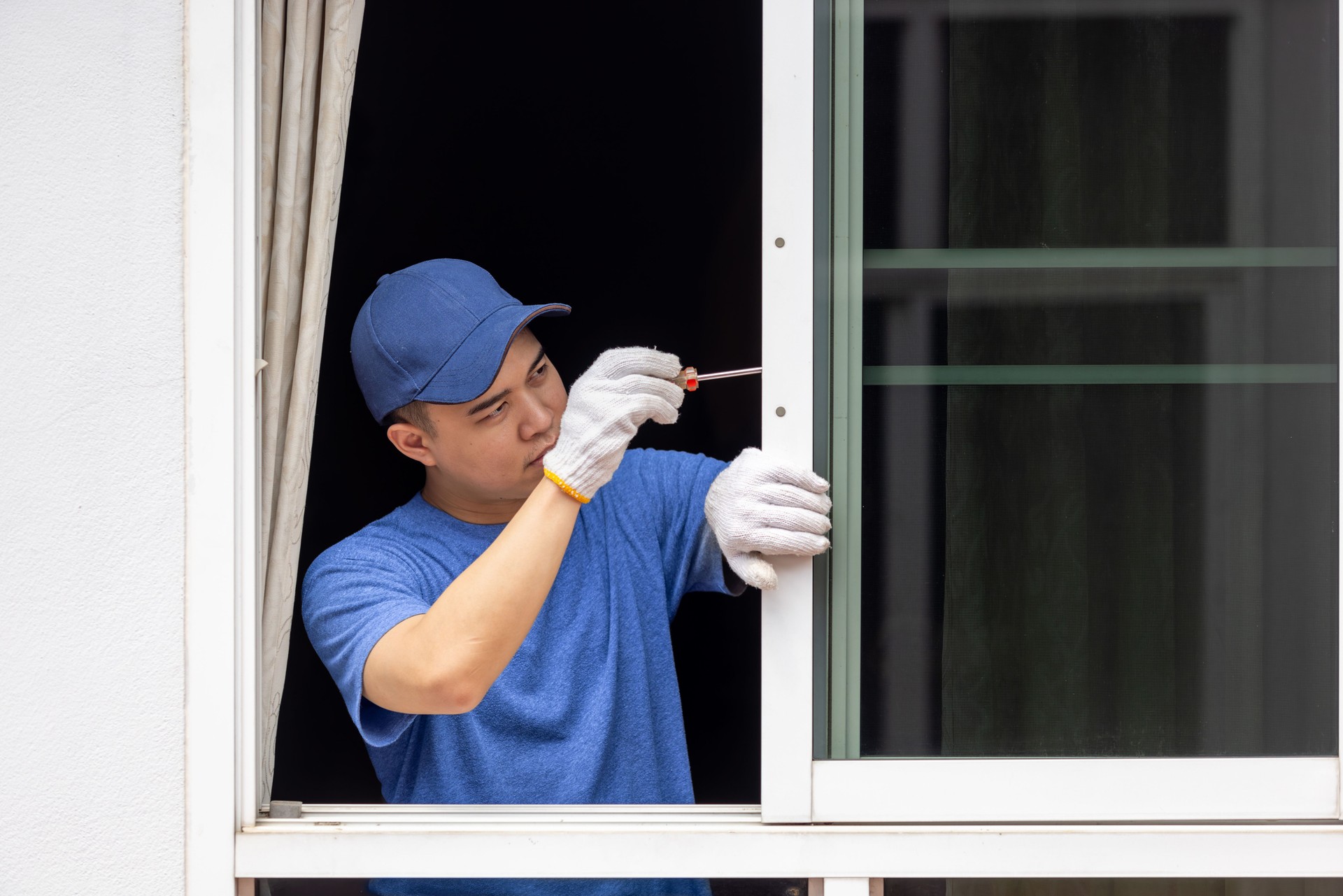 Worker replace aluminium sliding window lock.